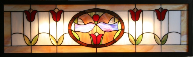 Tableau lumineux "Les Oiseaux" constitué de verres opalescents montés en vitrail Tiffany, verres multicolores. Rétro-éclairage tubes fluo