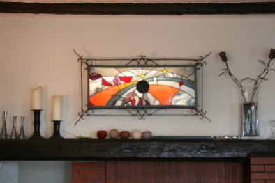The Watcher : représentation stylisée d'une pupille. Panneau de vitrail Tiffany inséré dans une structure acier. Rétro-éclairage tubes fluo